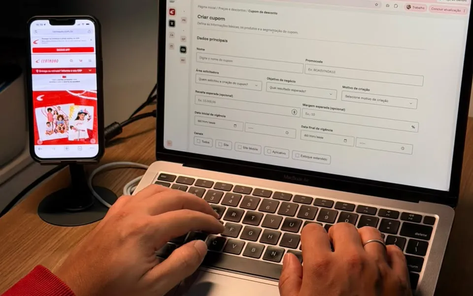 Tela de criação de cupom em uso, no notebook e no celular